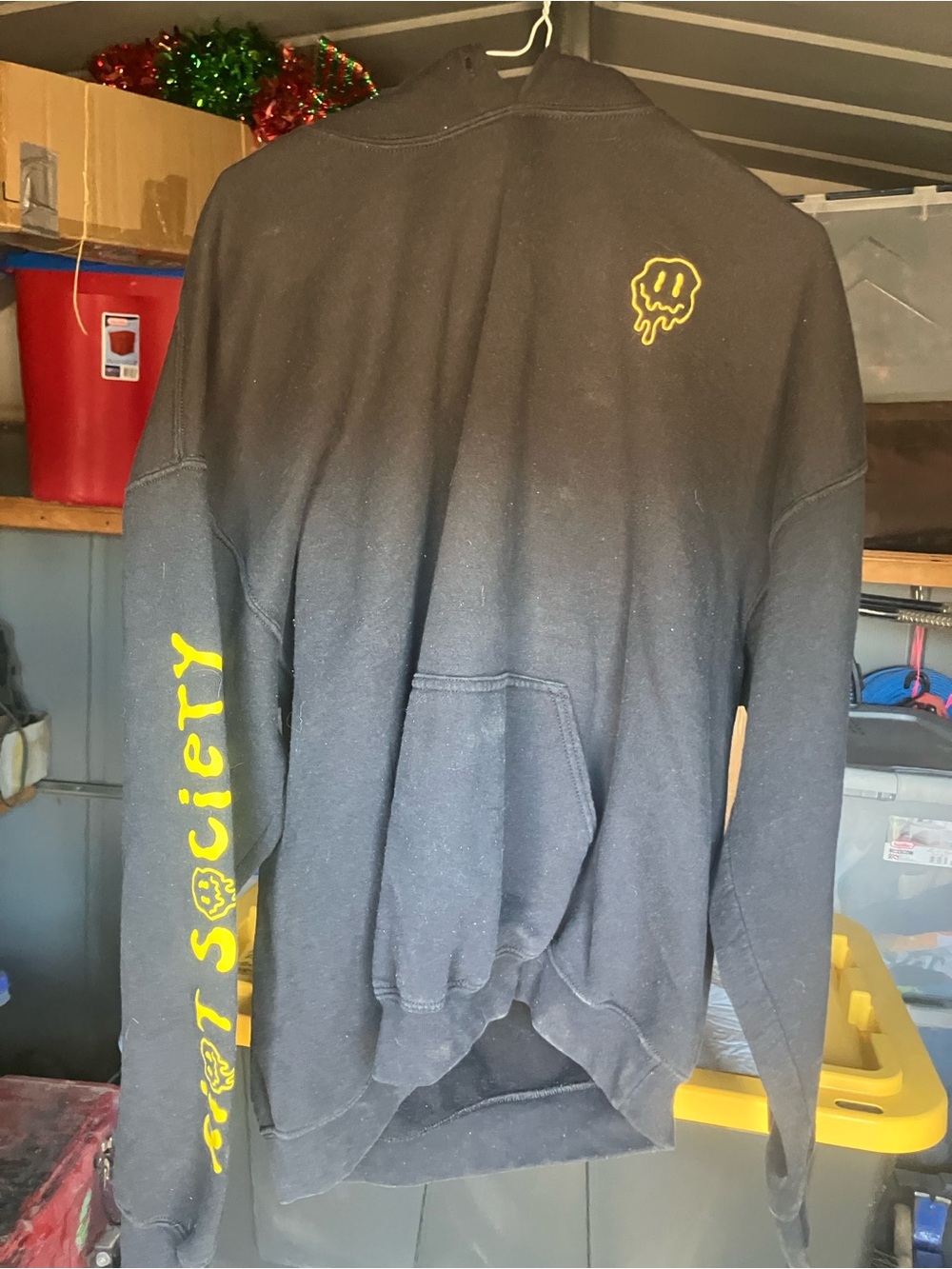 Riot Society XL pullover black Men's Black Graphic Hoodie with Yellow Print